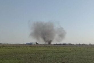 Una avioneta se estrelló durante un show de acrobacias y se prendió fuego: hay dos muertos