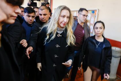 Votó rodeada por un escudo de militantes, casi sin emitir palabra y con una inédita caminata hasta el auto
