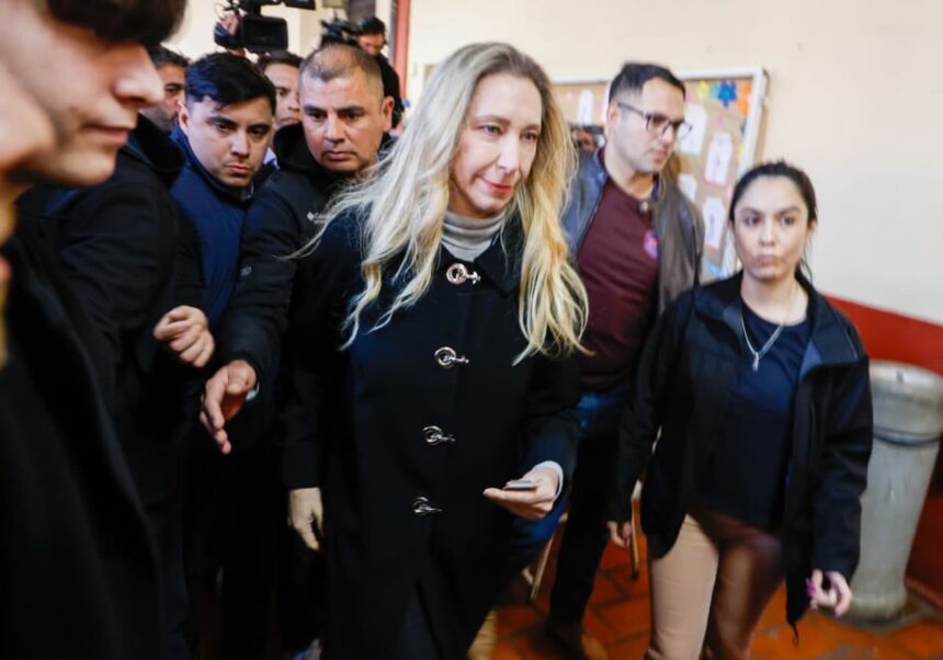 Votó rodeada por un escudo de militantes, casi sin emitir palabra y con una inédita caminata hasta el auto