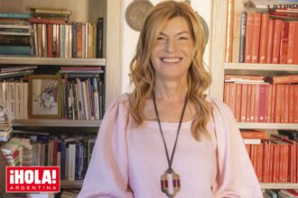 Abre las puertas de su casa. Soledad Costantini, editora y directora del Malba Literatura, posa junto a su marido, Eugenio Aguirre