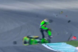 Brutal accidente en el Gran Premio de Malasia del Moto3: dos pilotos chocaron y fueron trasladados en helicóptero