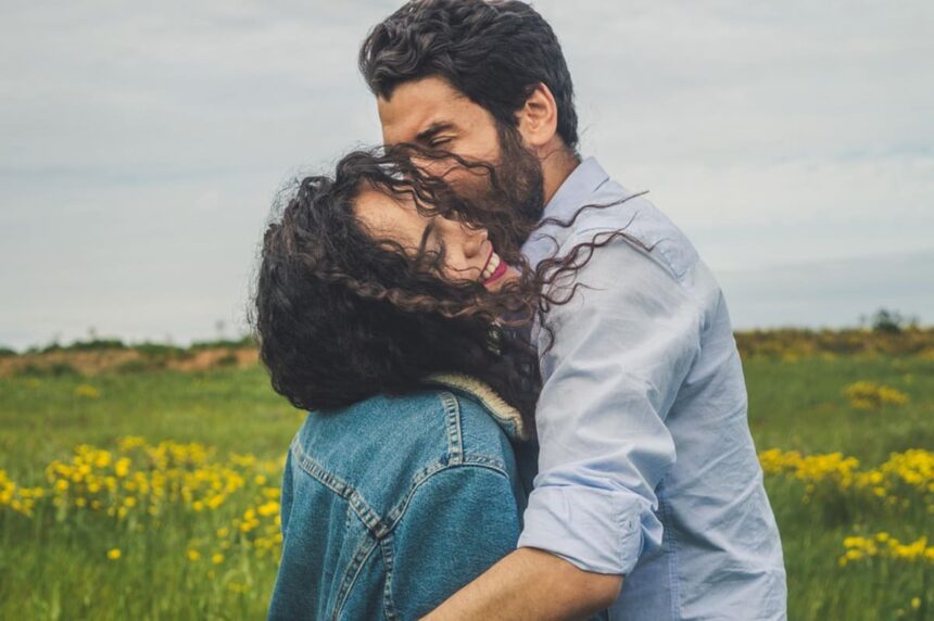 Estaba en pareja, conoció a una mujer que lo enamoró y cuenta por qué no pudo resistir