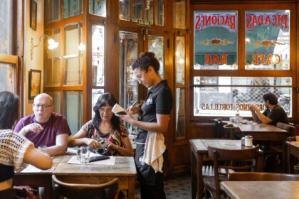 Jazz en autos antiguos, Djs y barra de pebetes para celebrar la portenidad