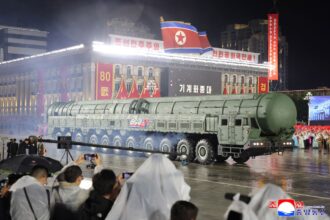 Kim presentó su misil intercontinental más potente y planea probarlo pronto