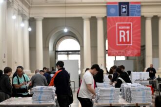 La Libertad Avanza pidió reimprimir las boletas sin la cara de Espert y el juez advirtió que tardaría 15 días