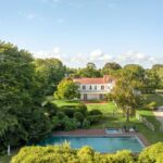 La casa en Nueva York que perteneció al empresario que descubrió a Los Ramones: la venden en US$15 millones