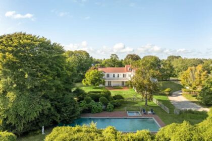 La casa en Nueva York que perteneció al empresario que descubrió a Los Ramones: la venden en US$15 millones