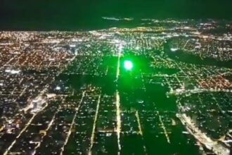 Varios pilotos sufren con frecuencia una distracción con láser en aeropuertos del país