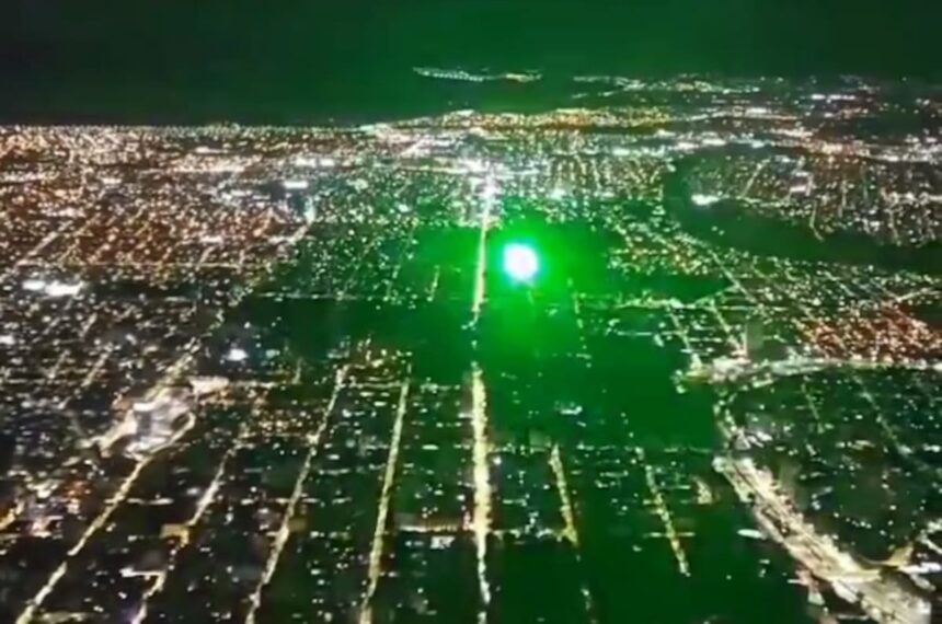 Varios pilotos sufren con frecuencia una distracción con láser en aeropuertos del país