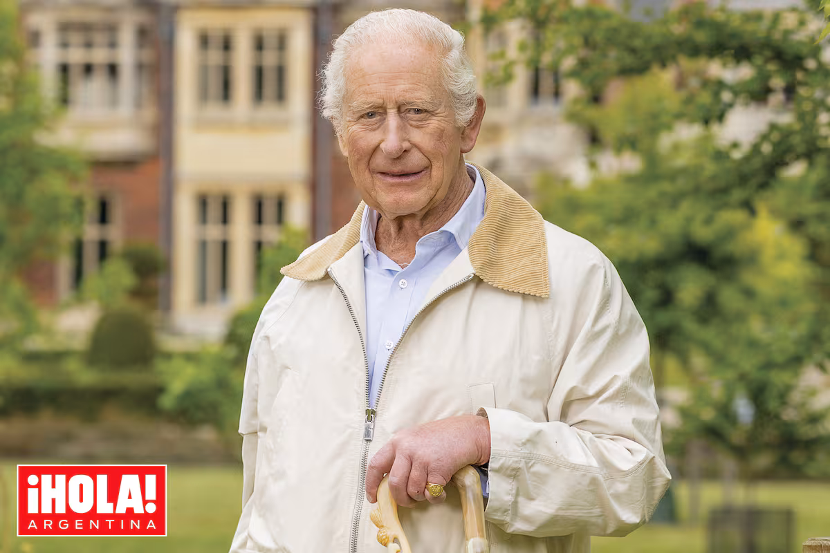 Con una torta muy original. El rey Carlos III viajó a Gales para celebrar su “agridulce” cumpleaños número 77