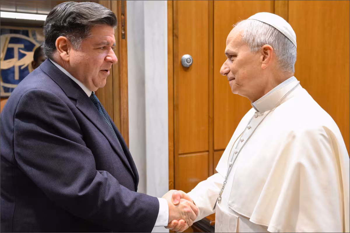 El inesperado regalo que JB Pritzker le llevó desde Chicago al Papa León XIV en su visita al Vaticano
