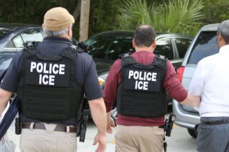 Es de El Salvador, quedó atrapado en un letrero de Texas mientras huía y fue detenido por el ICE