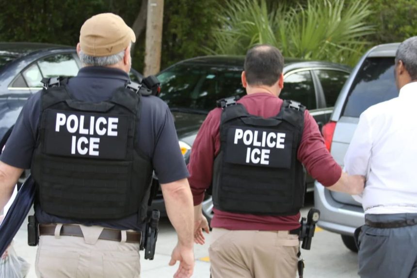 Es de El Salvador, quedó atrapado en un letrero de Texas mientras huía y fue detenido por el ICE