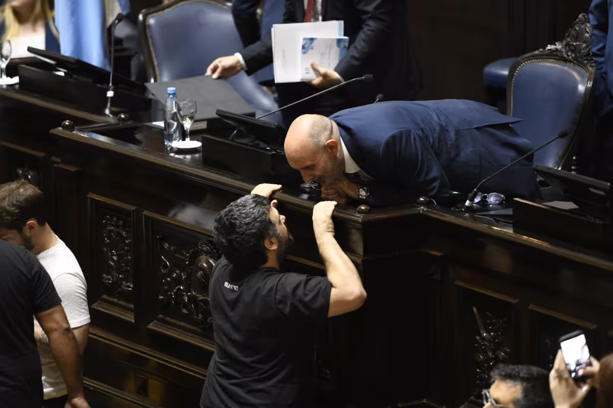 Las diferencias sobre el fondo municipal y los cargos postergan el endeudamiento que pide Kicillof
