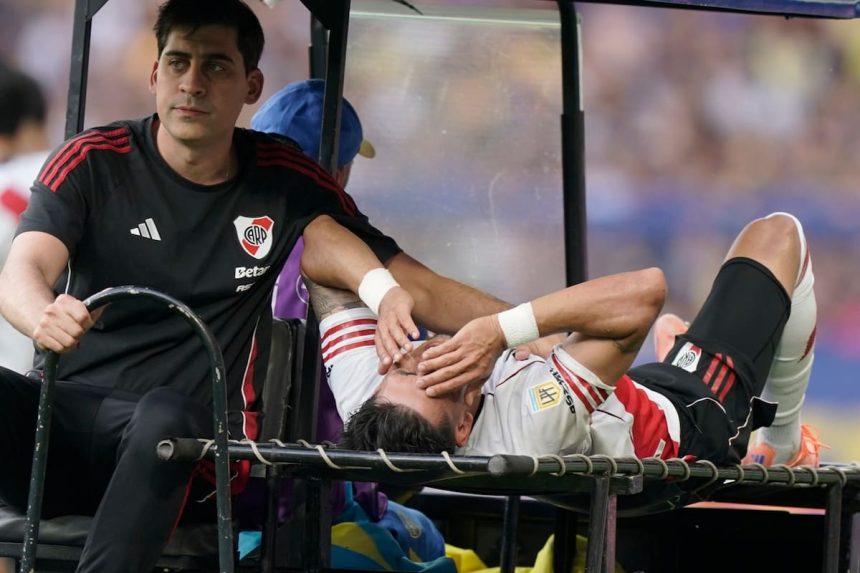 Se conoció la lesión que sufrió Maximiliano Meza en el superclásico y cuánto tiempo estará inactivo