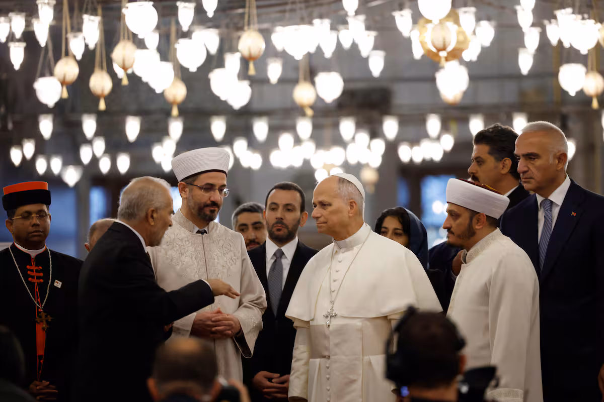 Un gesto rebelde, un auto blindado e inglés: León XIV marca diferencias con Francisco en su debut internacional