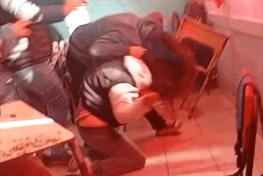 Una madre entró a la escuela de su hija y golpeó a una alumna de 14 años con una cadena