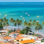 Arena blanca y piscinas naturales: la playa conocida como el “Caribe brasileño”, ideal para argentinos