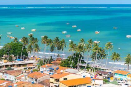 Arena blanca y piscinas naturales: la playa conocida como el “Caribe brasileño”, ideal para argentinos