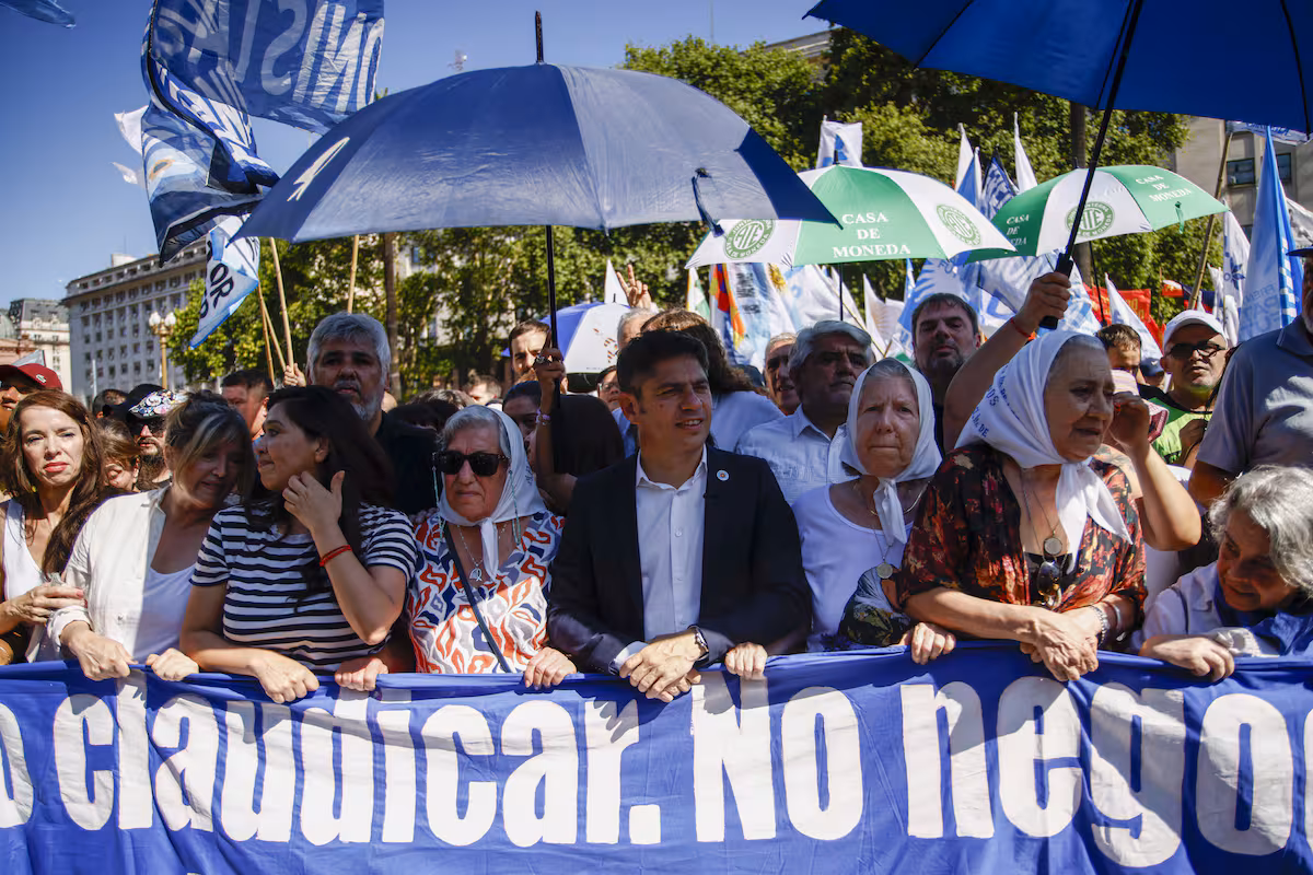 Kicillof acompañó la ronda de las Madres, reivindicó a Bonafini y cargó contra Milei desde Plaza de Mayo