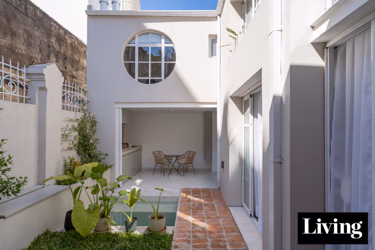 La reforma que convirtió un PH en un oasis urbano lleno de luz y verde