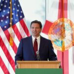 Malas noticias para migrantes en Florida: Ron DeSantis firmó otra emergencia por “extranjeros ilegales”