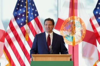 Malas noticias para migrantes en Florida: Ron DeSantis firmó otra emergencia por “extranjeros ilegales”