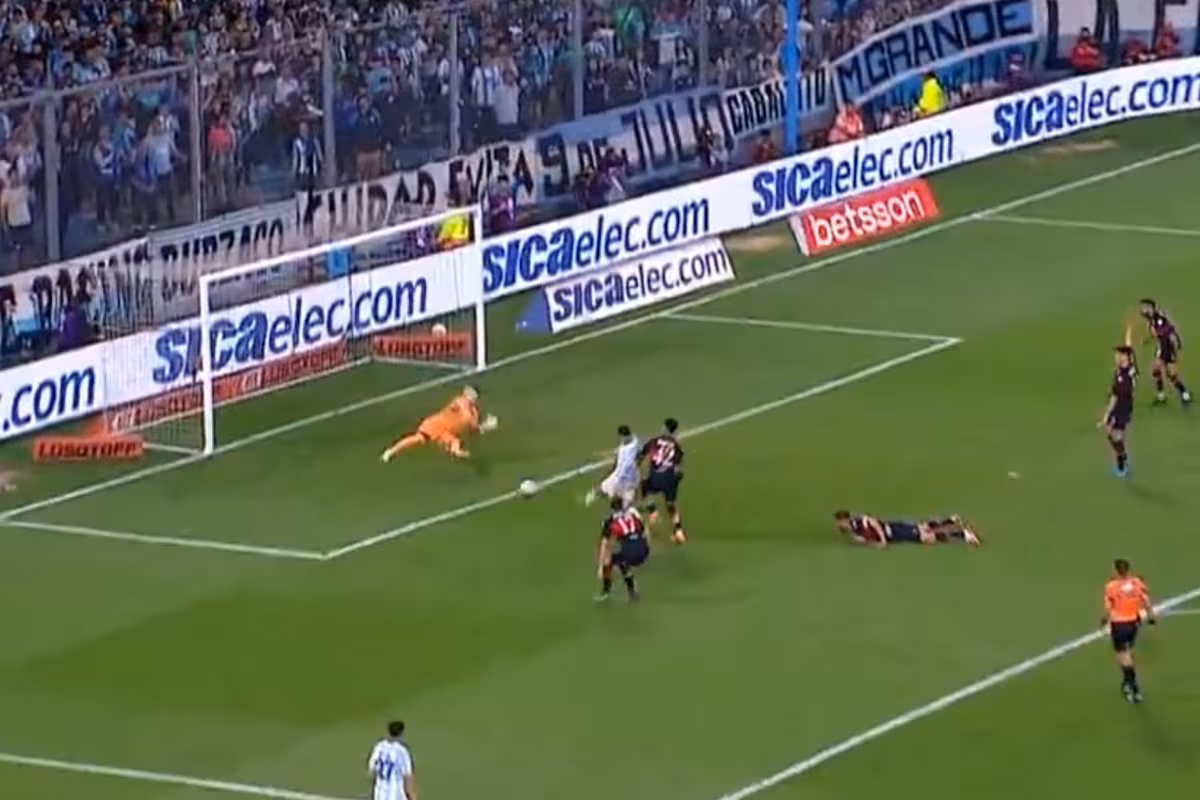 Racing arrincona a Tigre, que se sostiene por la figura de Zenobio: expulsaron a Arias y Martirena