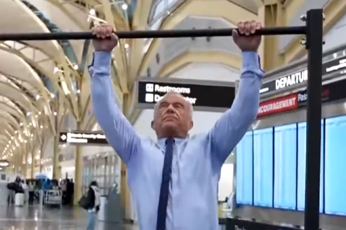 Robert Kennedy Jr. sorprendió al hacer veinte dominadas en un aeropuerto y se volvió viral
