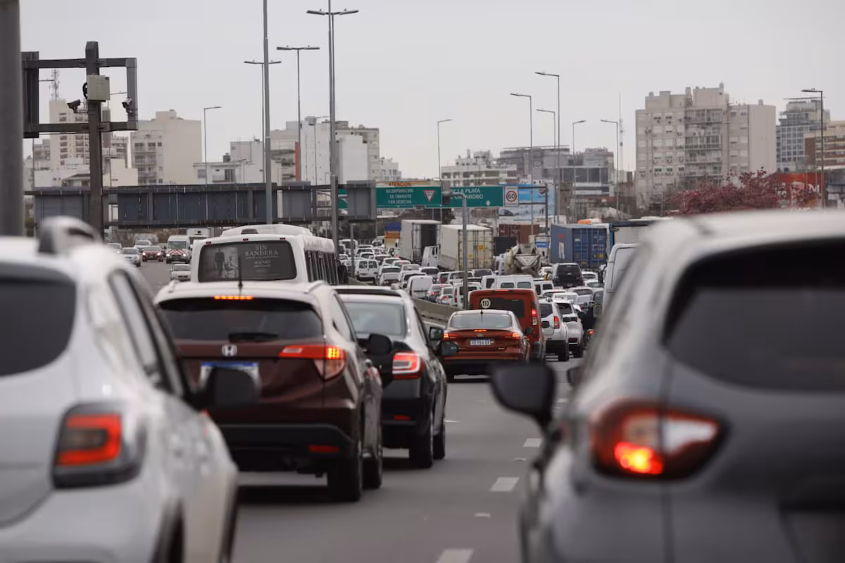 Un estudio revela cuánto tiempo pasa al año quienes viven a más de 40 km de la ciudad