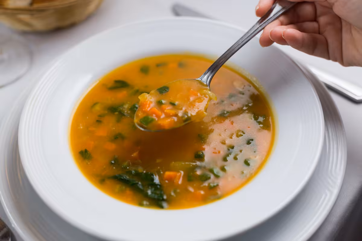 Cómo se prepara la sopa antiinflamatoria que ayuda al cuerpo a recuperarse después de las fiestas de fin de año