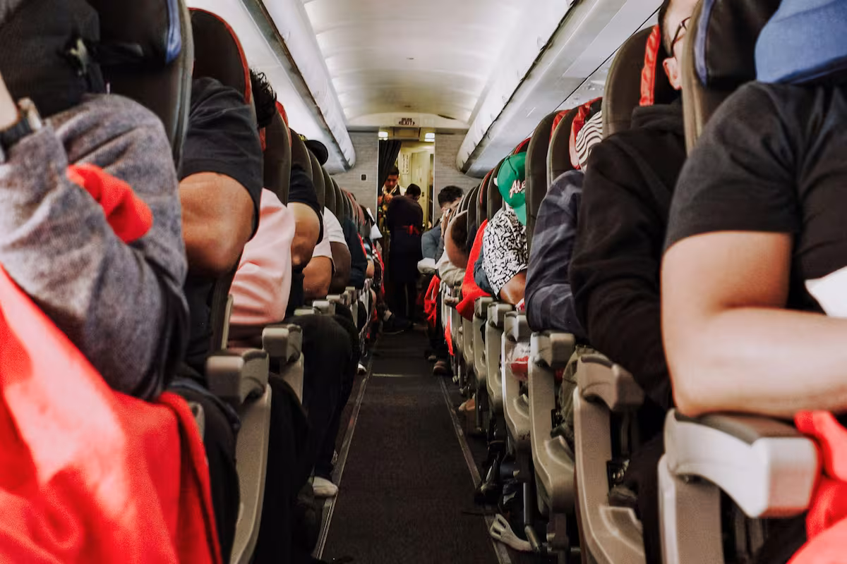 Con qué ropa recomiendan viajar en avión para evitar problemas de circulación
