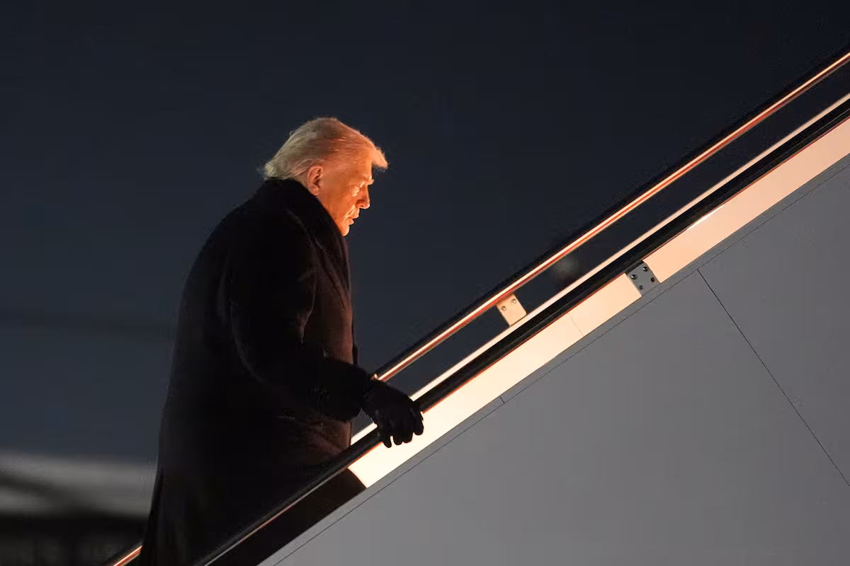El avión que llevaba a Trump al Foro de Davos tuvo que regresar por una “falla eléctrica menor”