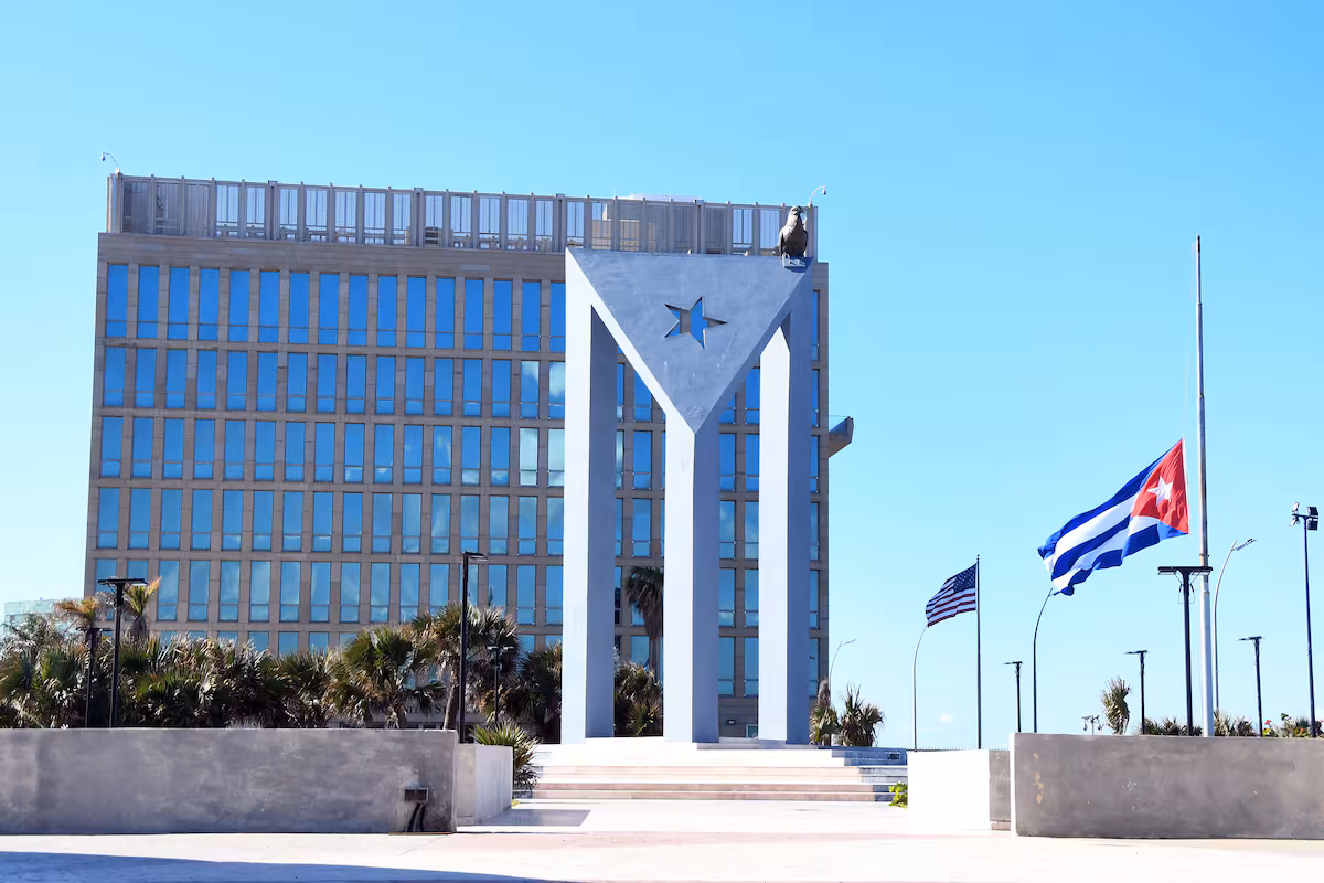 Embajadas europeas y latinoamericanas activan planes de evacuación en Cuba