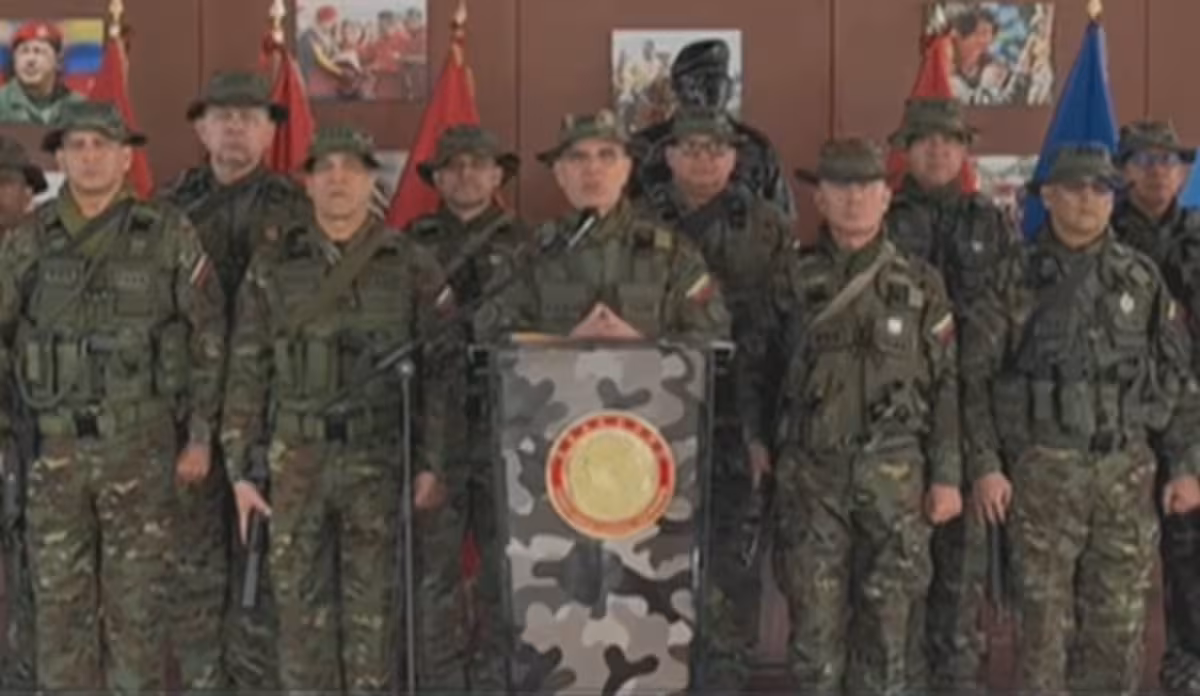Las Fuerzas Armadas venezolanas rechazaron la intervención de Estados Unidos y exigieron la liberación de Maduro