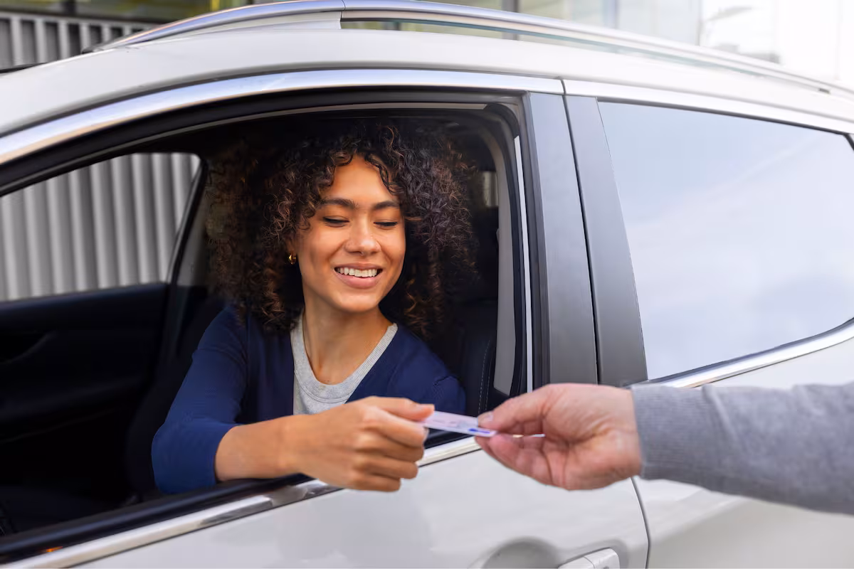 Qué documentos debe mostrar un migrante con más de dos años en EE.UU. si comete una infracción de tránsito