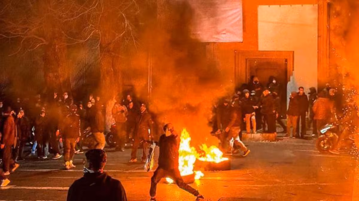 Qué se sabe de las protestas en Irán: hoy se reúne la ONU mientras reabren el espacio aéreo