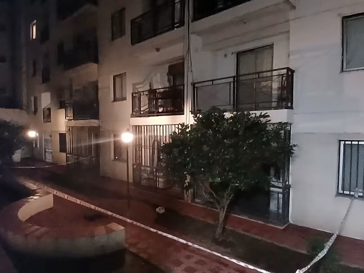 Vecinos atraparon a un hombre que arrojó a una mujer desde un balcón durante un intento de robo