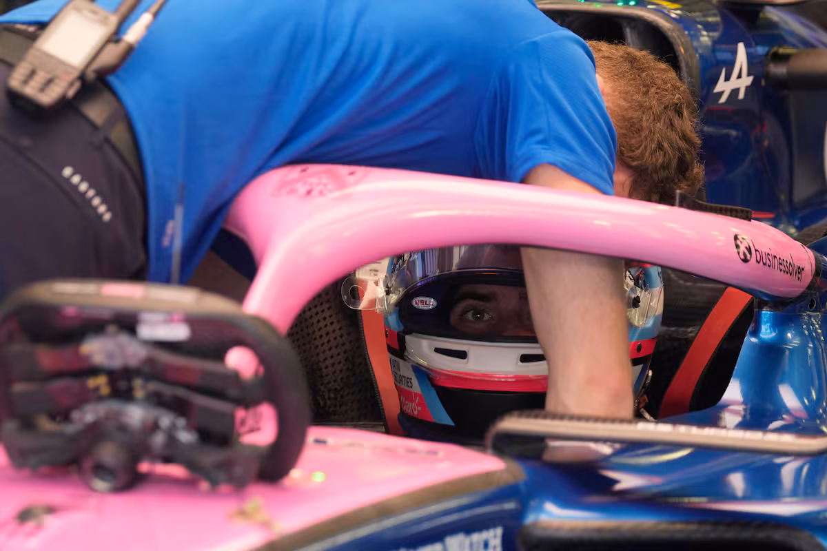 Colapinto probó su nuevo auto en la pista de Bahréin y tuvo una falla mecánica