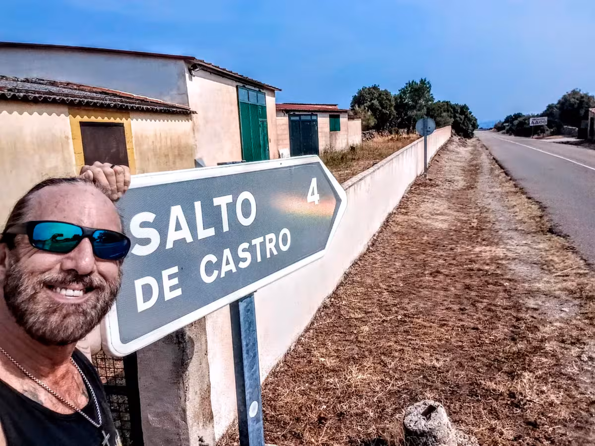 Es estadounidense y compró un pueblo entero en España por US$365.500