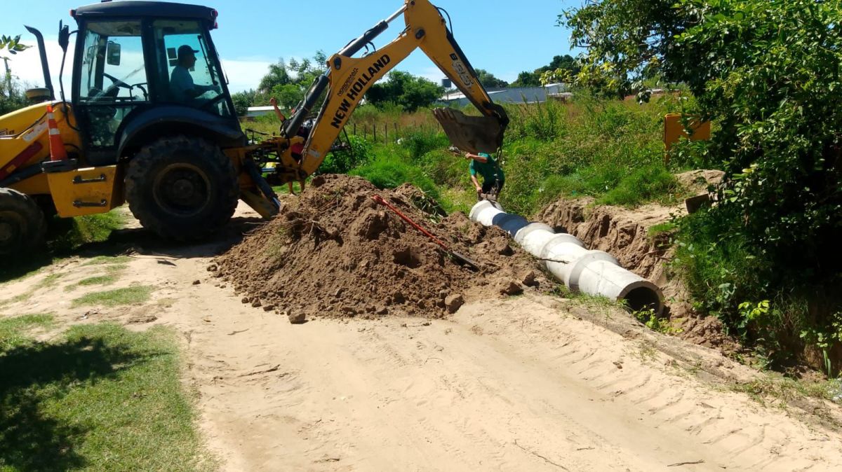 Trabajos de entubado y desagües en distintos barrios