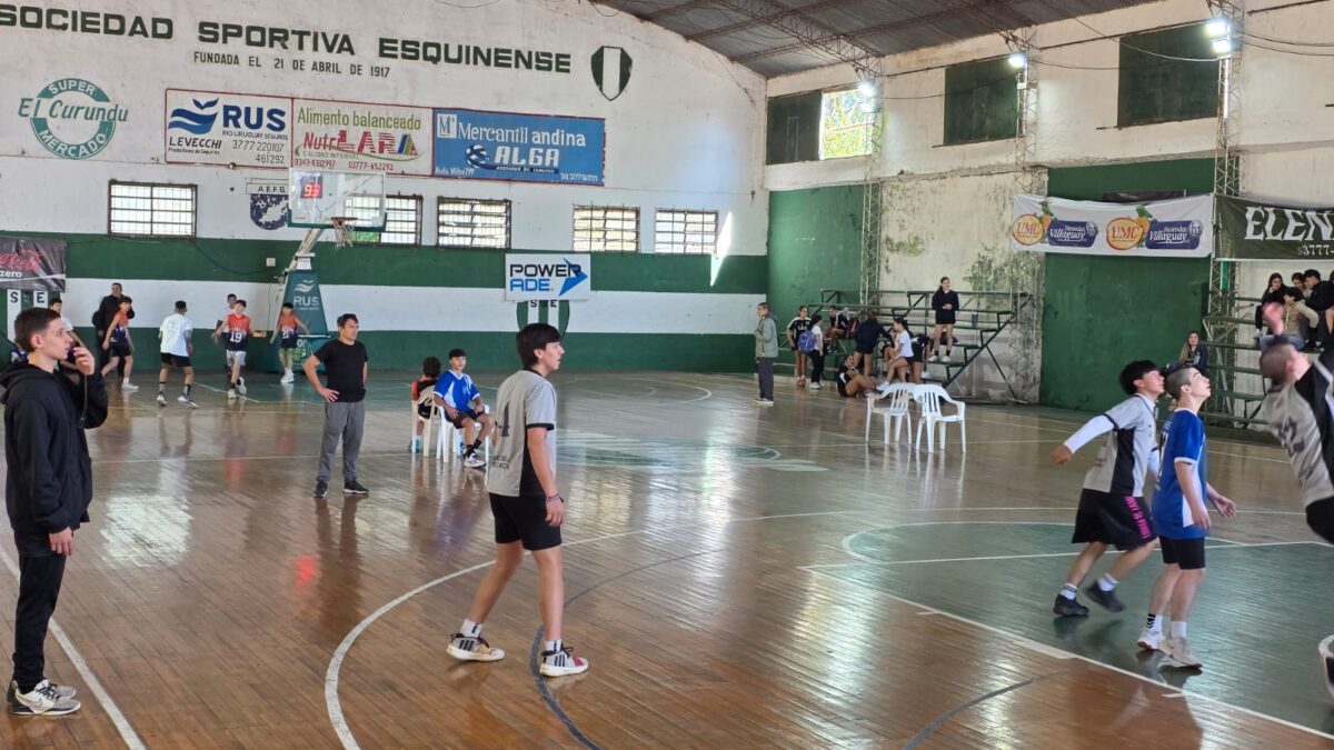 Comenzó el básquet escolar con gran participación estudiantil en Esquina
