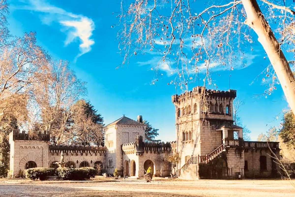 El fantástico castillo cordobés construido íntegramente en piedra que hoy pertenece a un reconocido cantante