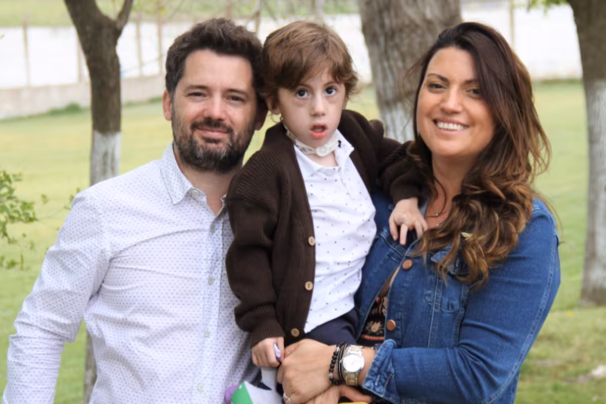 Le dieron un diagnóstico irreversible pero lucharon y su hijo logró avances extraordinarios: “No va a caminar, no va a hablar, no va a comer”