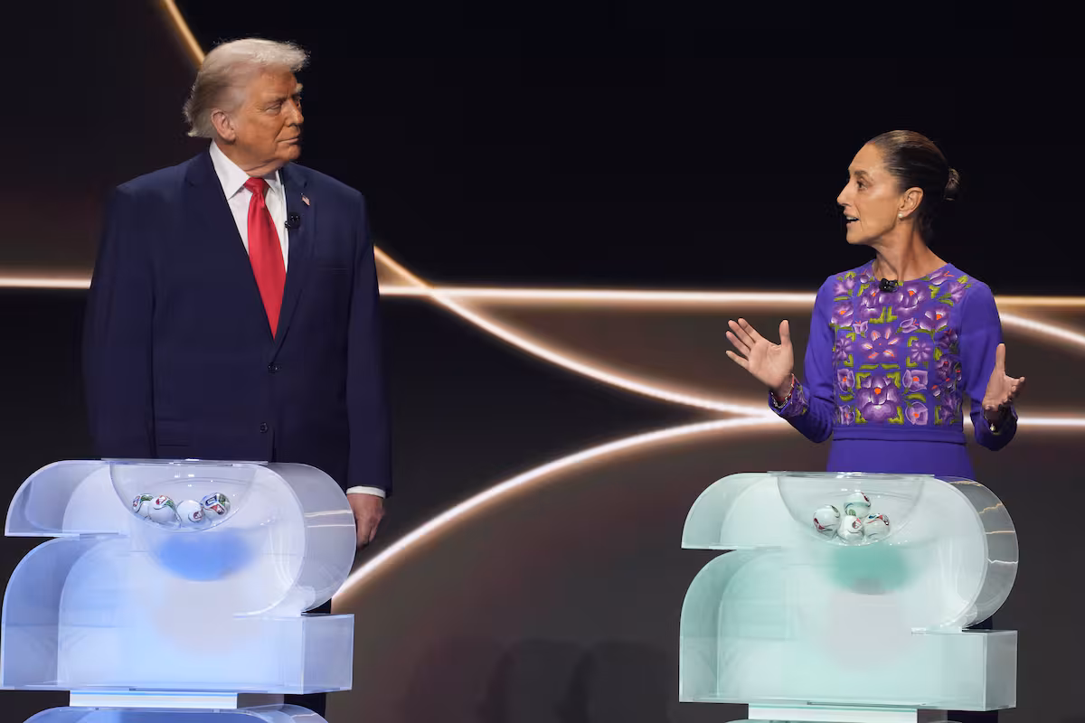 Trump y la presidenta de México, Claudia Sheinbaum, durante el sorteo del Mundial de 2026 en el Kennedy Center en Washington, el 5 de diciembre de 2025