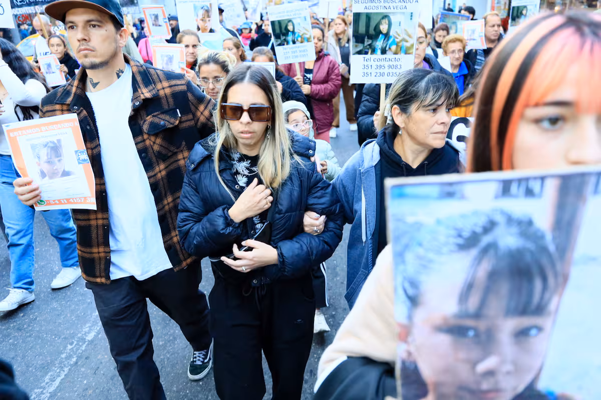 La marcha por Agostina del 29 de mayo en el centro de la ciudad de Córdoba. En la foto, el hermano de la niña, la mamá y la abuela