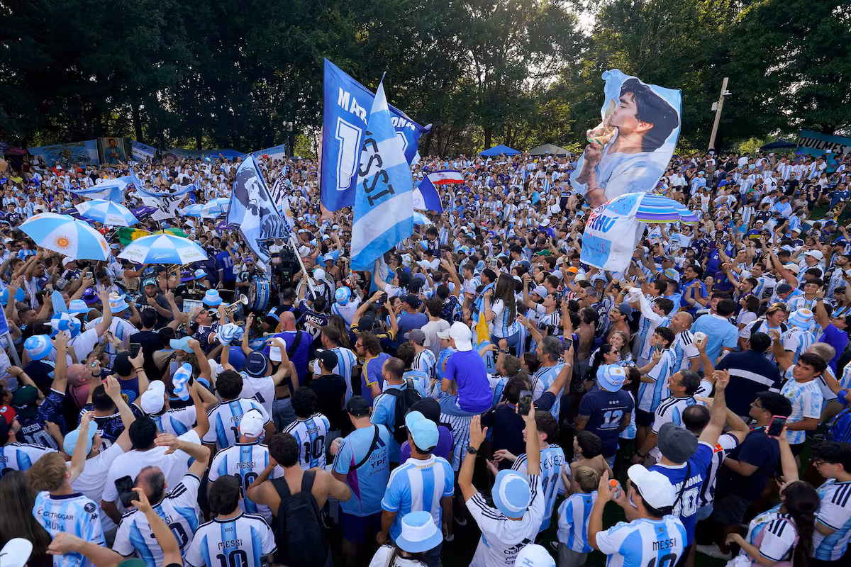 Banderazo argentino en Atlanta: miles de hinchas palpitan el decisivo partido contra Egipto